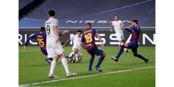 La stessa squadra si è evoluta in due maglie n. 10 diversamente rappresentate